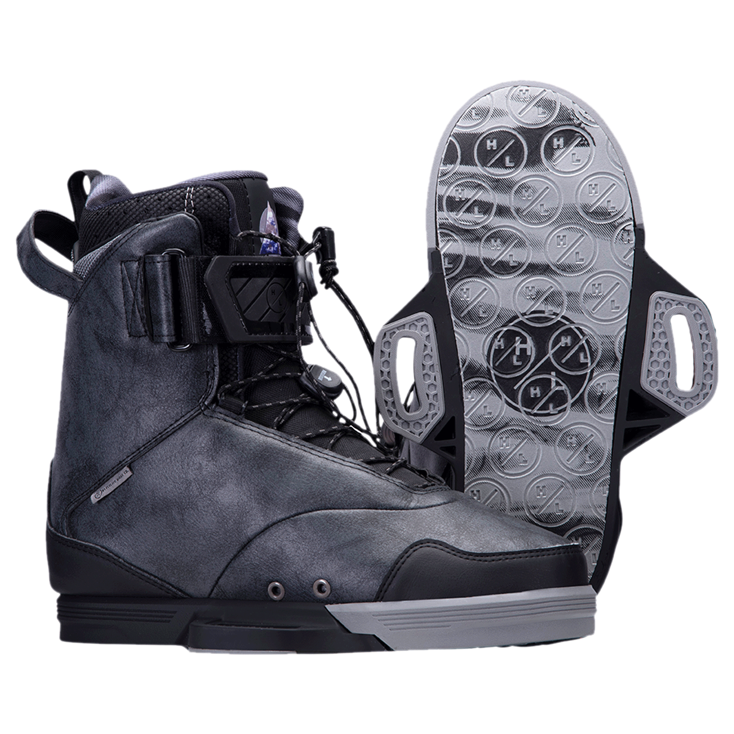 Defacto Binding 2023: Gray/black wakeboard boots with textured soles, adjustable straps, Fusion Plate.